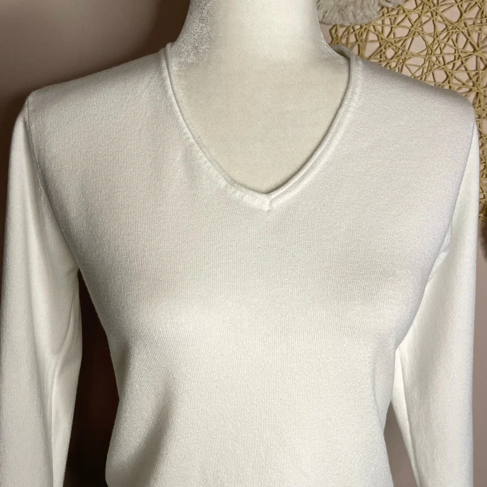 Milano Ultra Soft Lightweight 3/4 Sleeve V-Neck Sweater (white) - XS